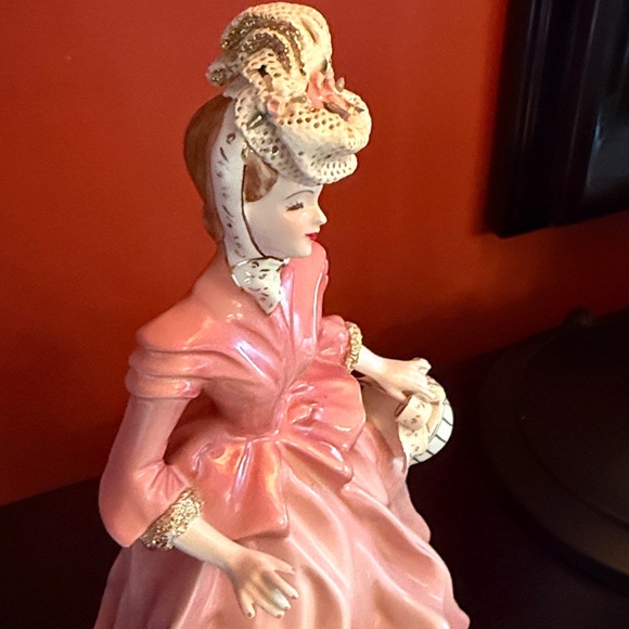 Pasadena California Florence Ceramics Yvonne Lady Figurine 8”T 4.5”W 22k gold - Picture 7 of 7